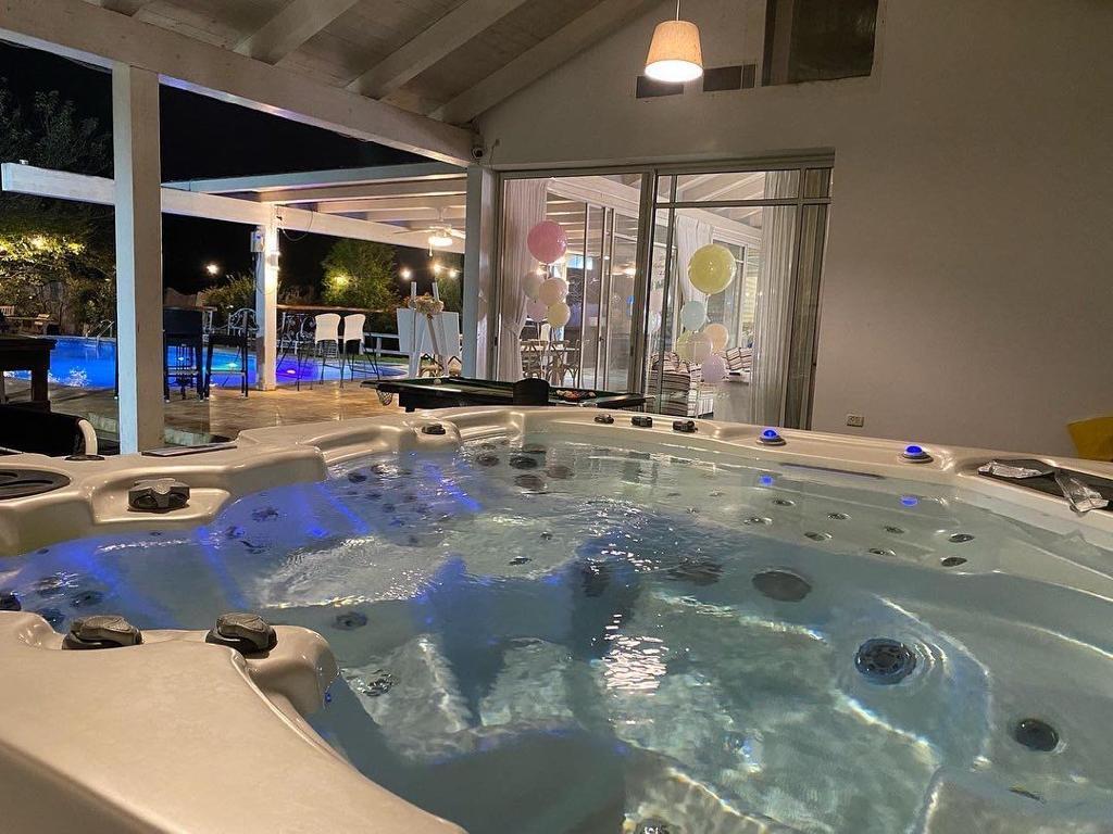 חוגגים בכפר